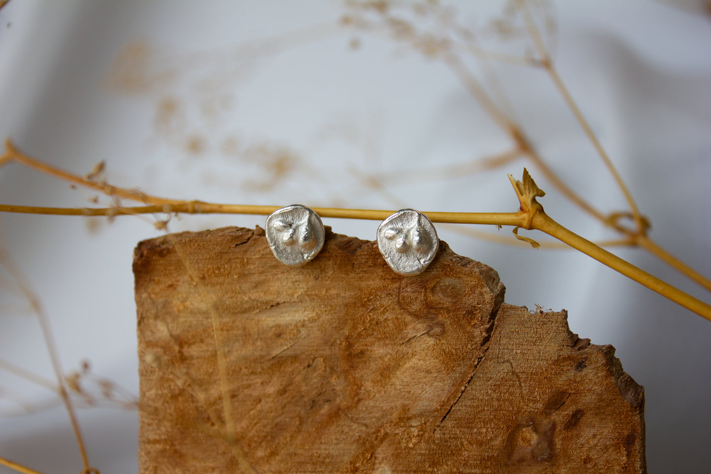 Andrea Mueller, Small Round Floral Talisman Stud