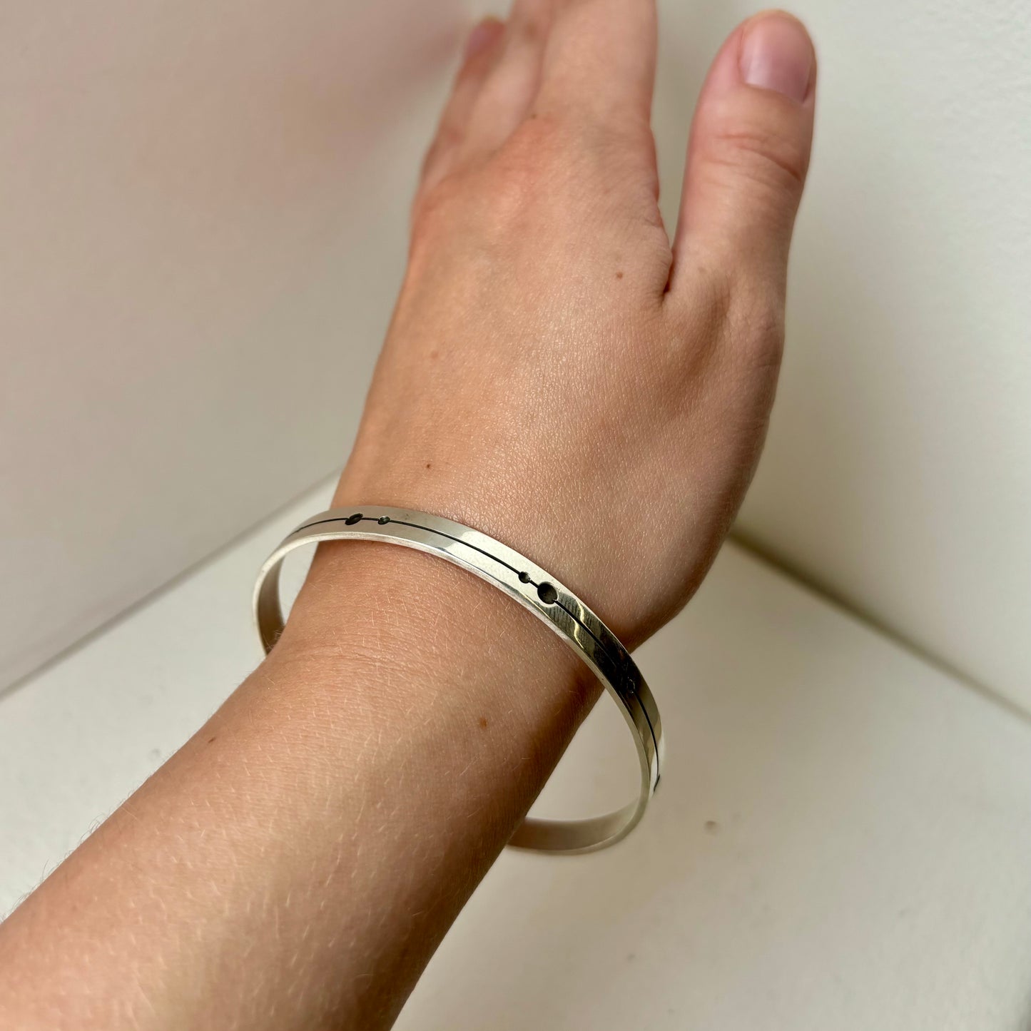 Andrea Mueller, Single Line and Dots Bangle