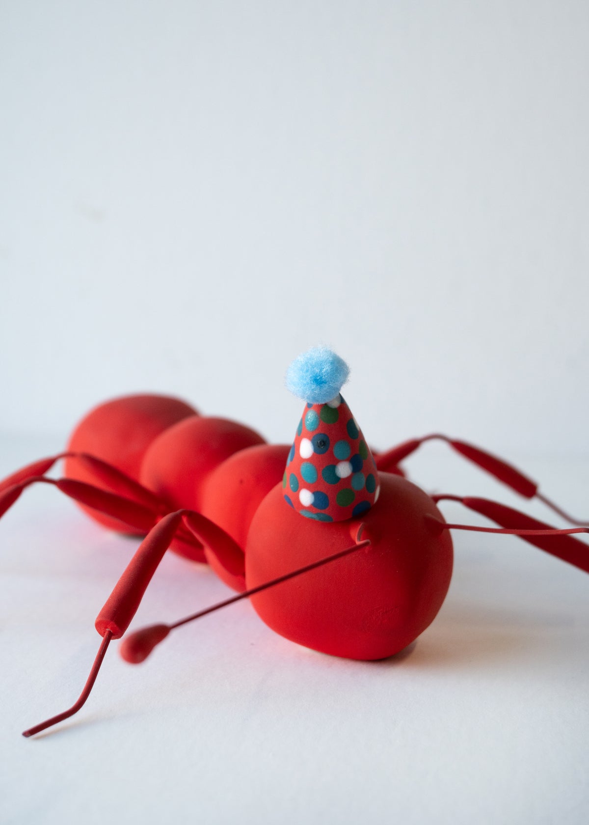 Dauma Stirbyte, Red Party Ant-3