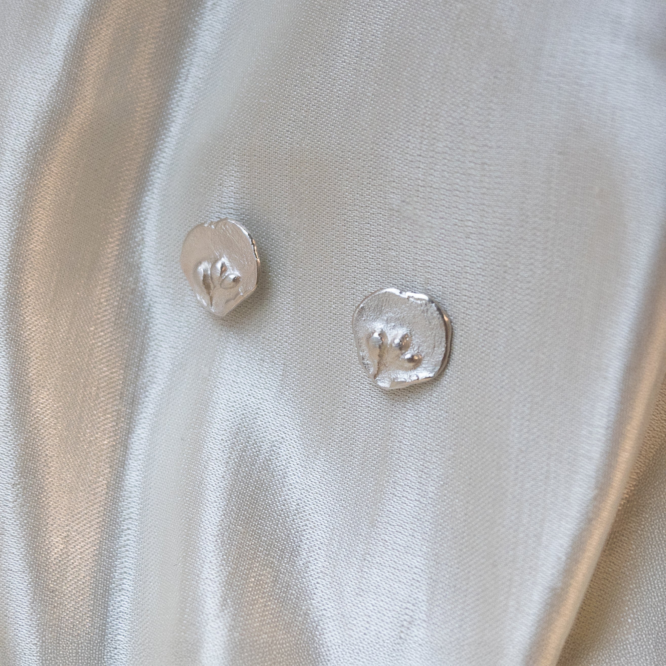 Andrea Mueller, Medium Round Floral Talisman Stud-3