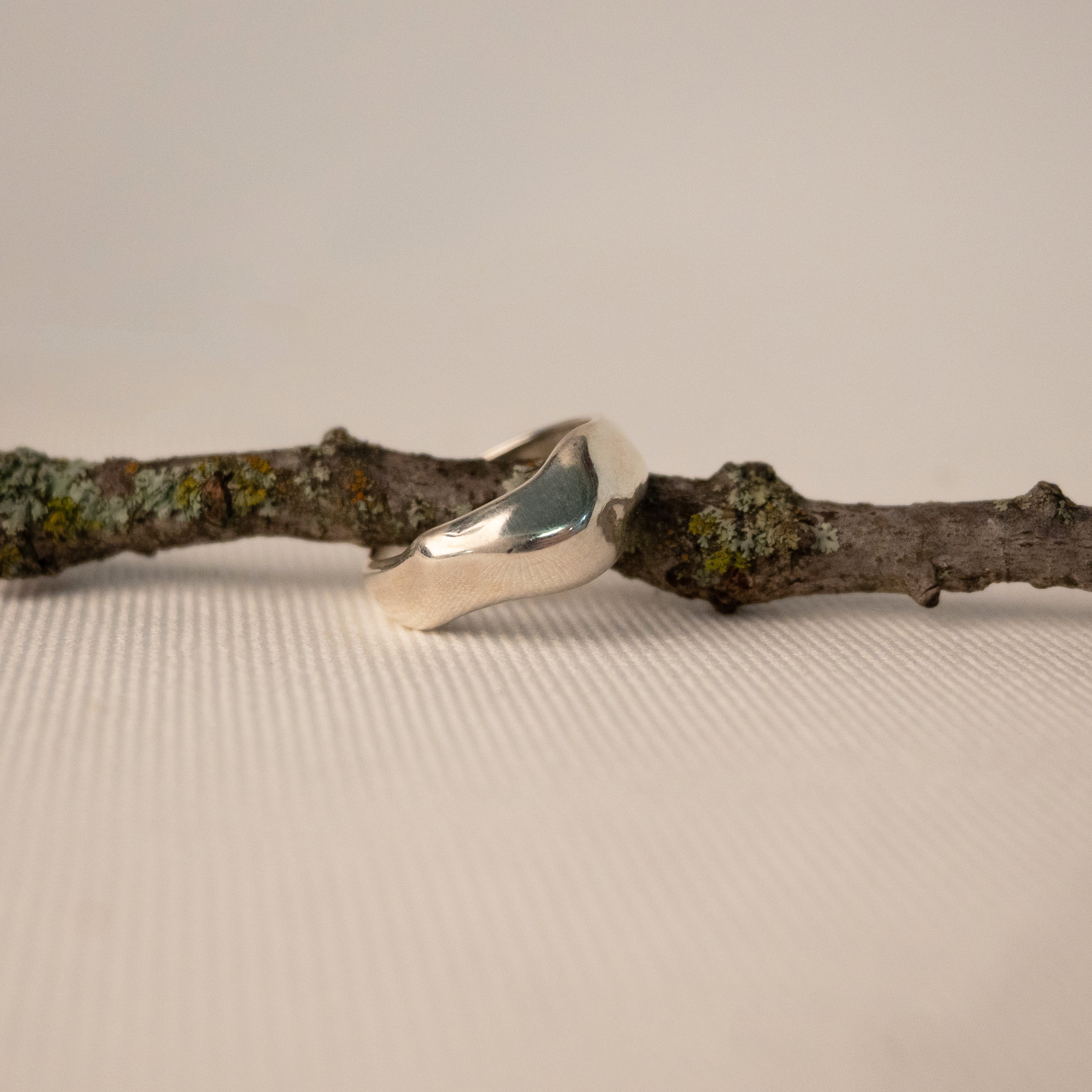 L.L.Y. Atelier, Little Wave Ring-3