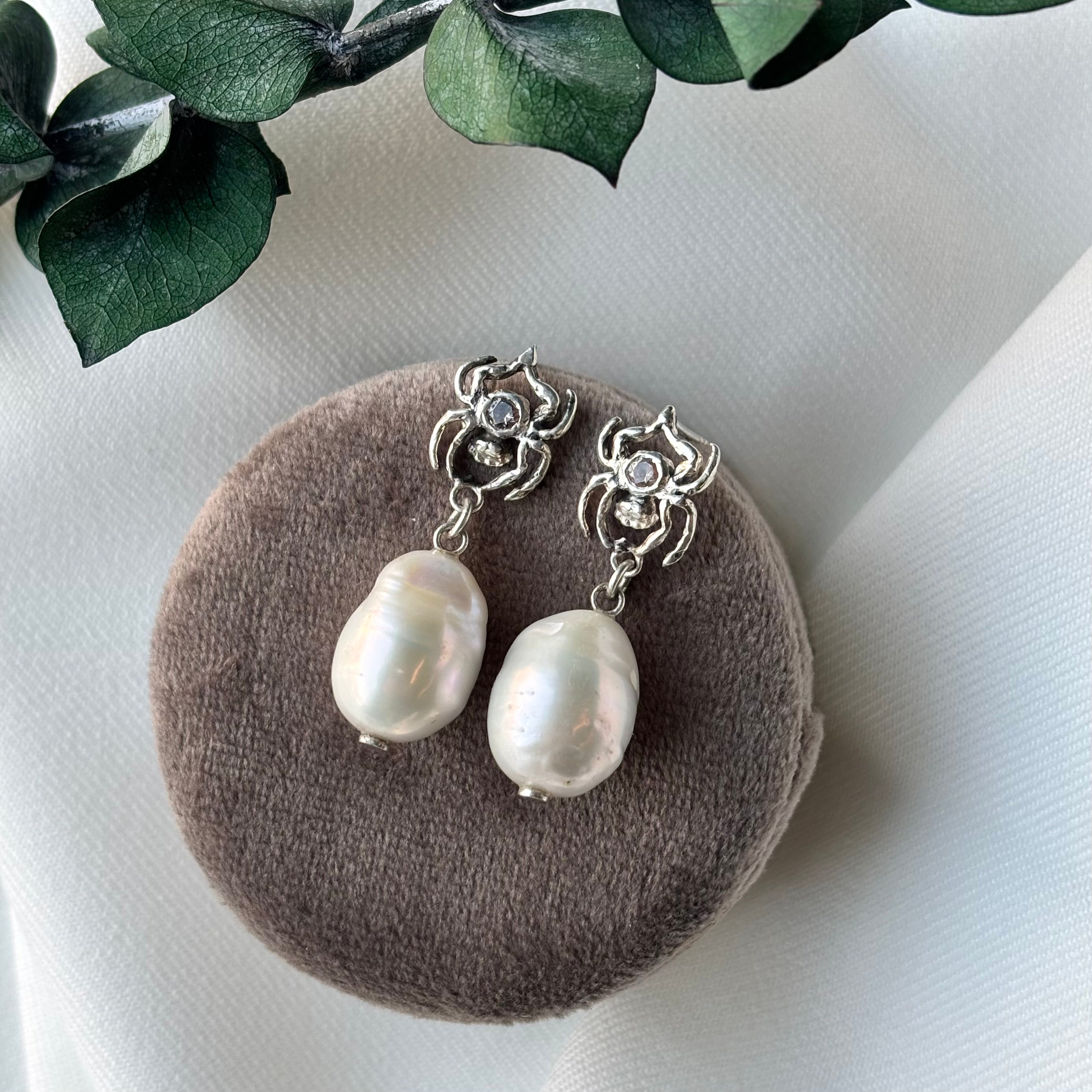 RYHN, Aranea Spider Pearl Earrings-5